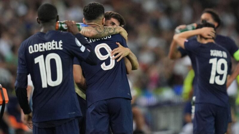 I parigini vincono la Supercoppa ai rigori dopo il tardo combattimento