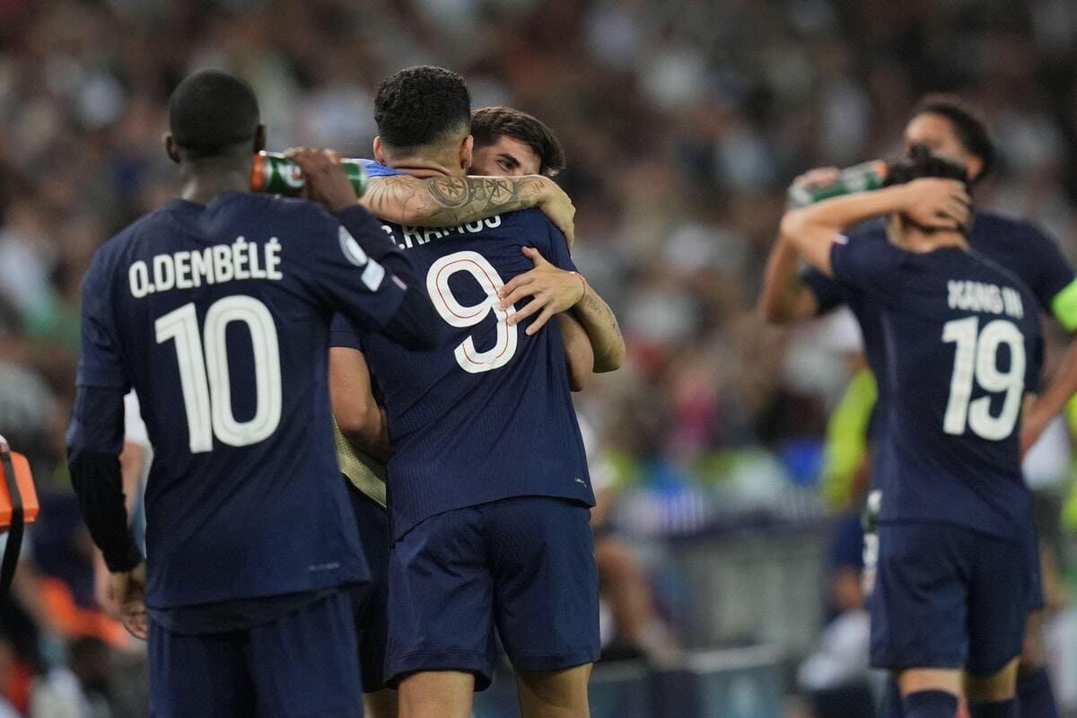 I parigini vincono la Supercoppa ai rigori dopo il tardo combattimento