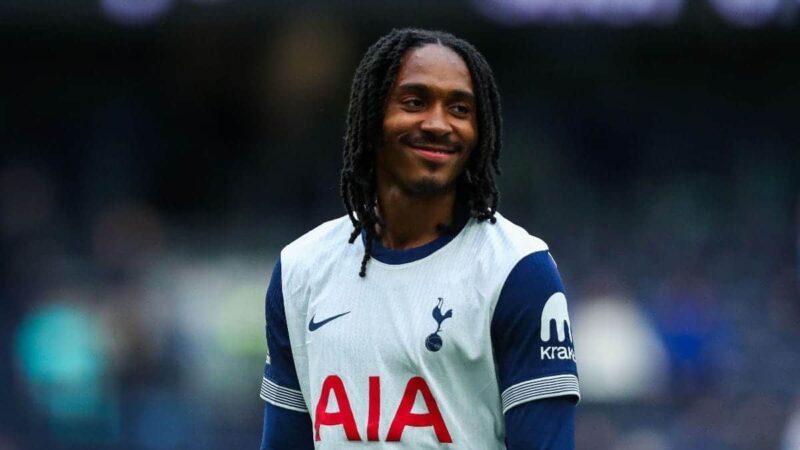 Il difensore del Tottenham Djed Spence firma un nuovo contratto dopo aver impressionato Thomas Frank
