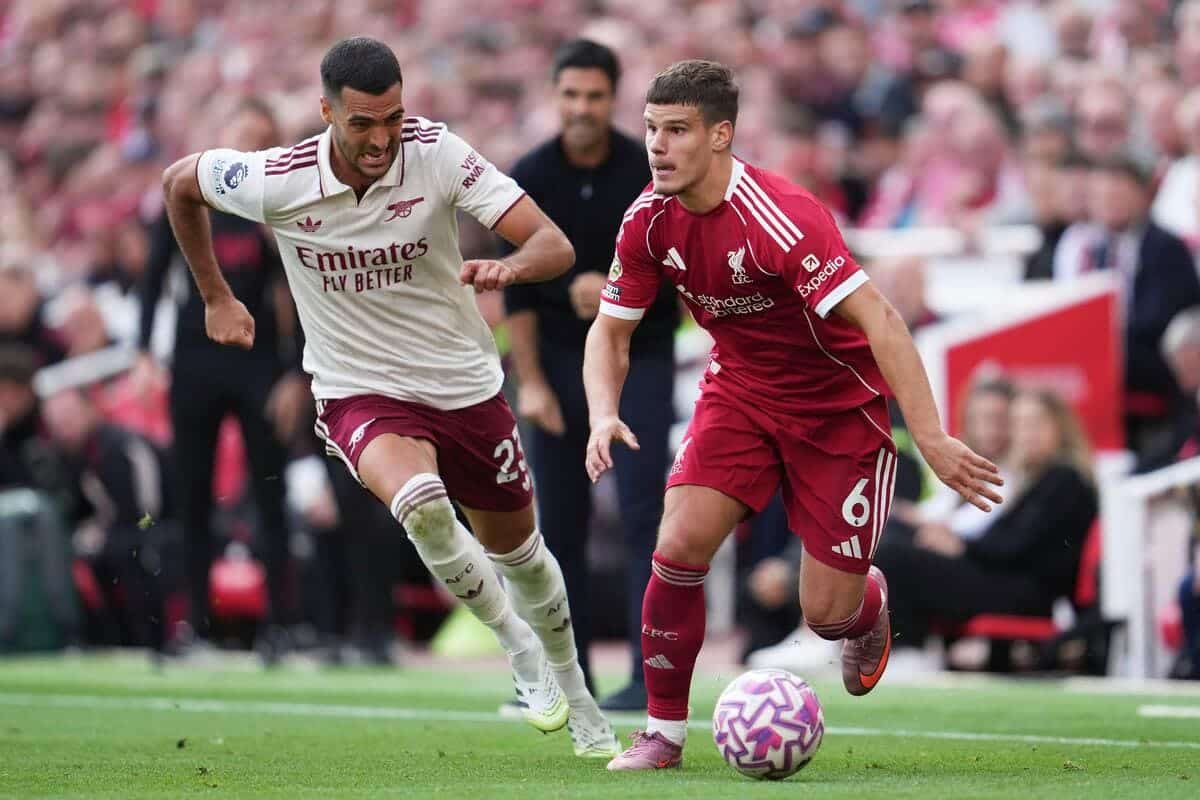 Il primo tempo senza reti vede pochissime possibilità tra i contendenti al titolo