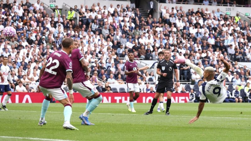 Richarlison segna Screamer mentre Spurs ha battuto Burnley, Sunderland Win in Premier League Return e Fulham Snatch Brighton Draw