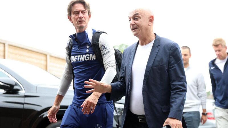 FRANK ELOES LEVED LEVY per la posa di Spurs Foundations