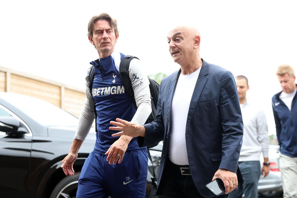 FRANK ELOES LEVED LEVY per la posa di Spurs Foundations