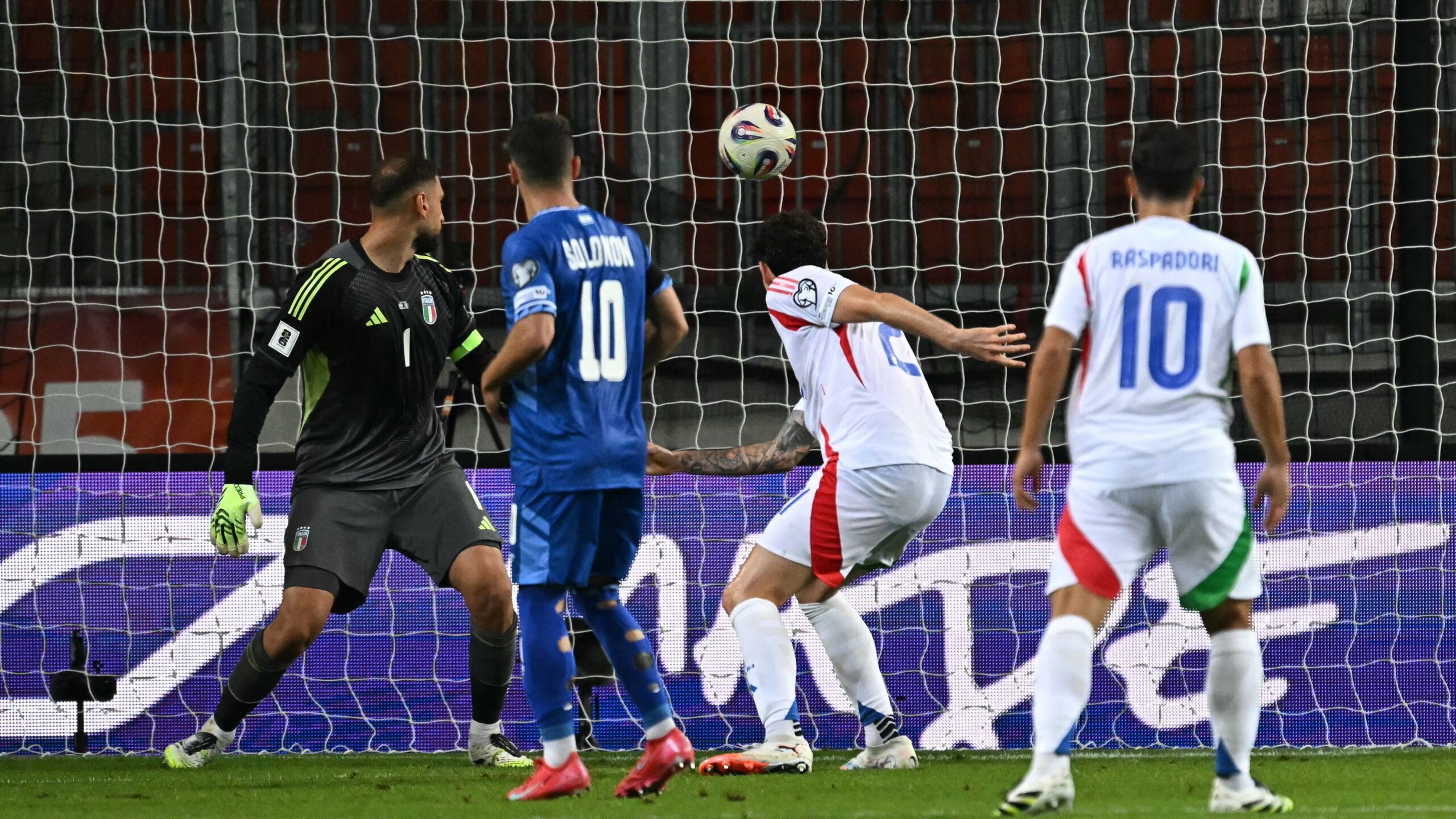 Italia, due autogoal per fare la storia: l’incredibile dato che condanna Locatelli e Bastoni