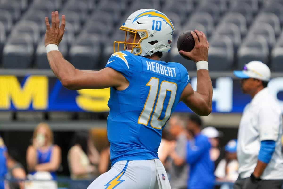 Justin Herbert scuote il povero inizio per condurre i caricabatterie a una vittoria su strada sui Raiders