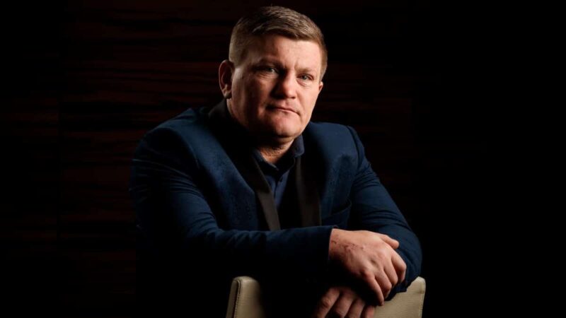 Khan in omaggio dopo l’icona della boxe muore di 46 anni