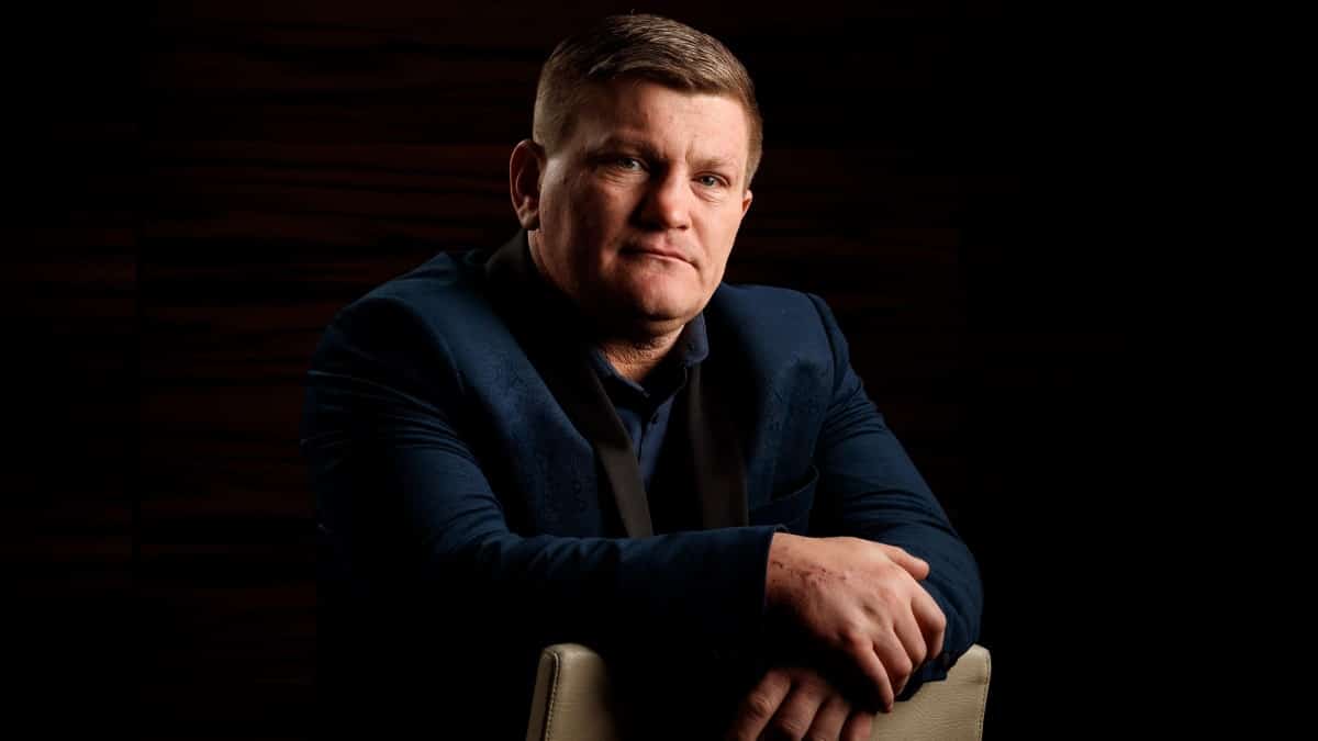 Khan in omaggio dopo l’icona della boxe muore di 46 anni