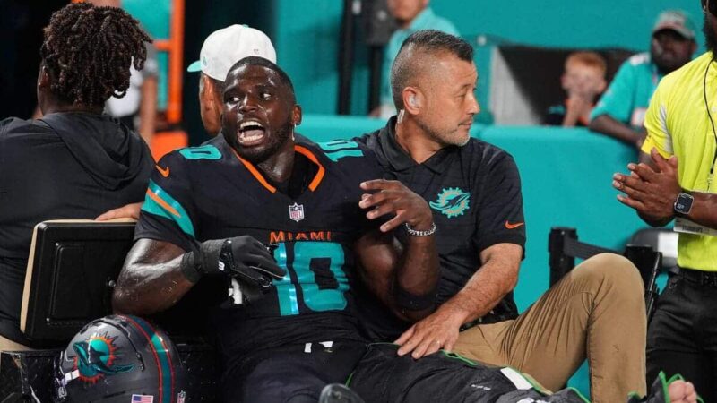 Il wide receiver dei Miami Dolphins Tyreek Hill considera il ritiro ma non affretta la decisione