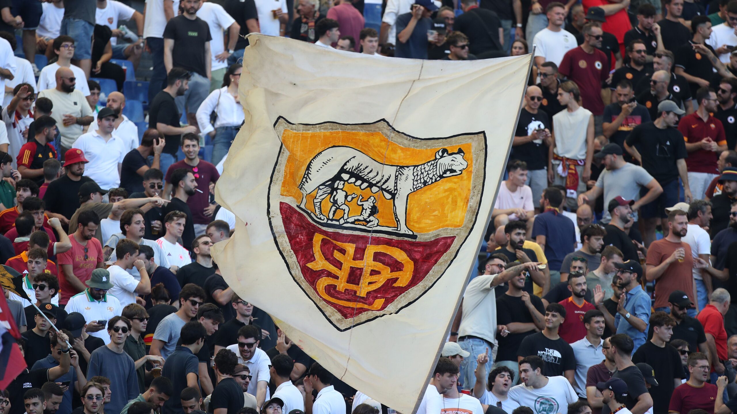 Nizza-Roma, tensione e scontri tra le tifoseria fuori dallo stadio