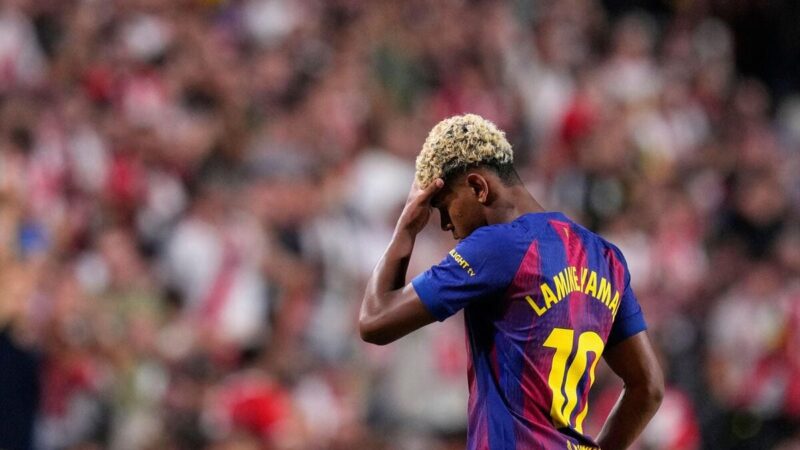 L’allenatore del Barcellona Hansi Flick sostiene Lamine Yamal per riprendersi dalla delusione del Chelsea