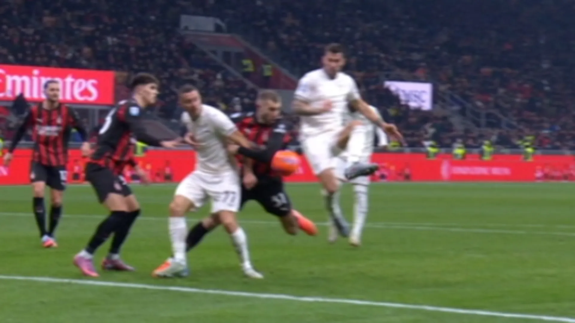 CM.com – Corriere della Sera – Milan-Lazio: per l’Aia il braccio di Pavlovic non è mai rigore. Il var Di Paolo verrà fermato