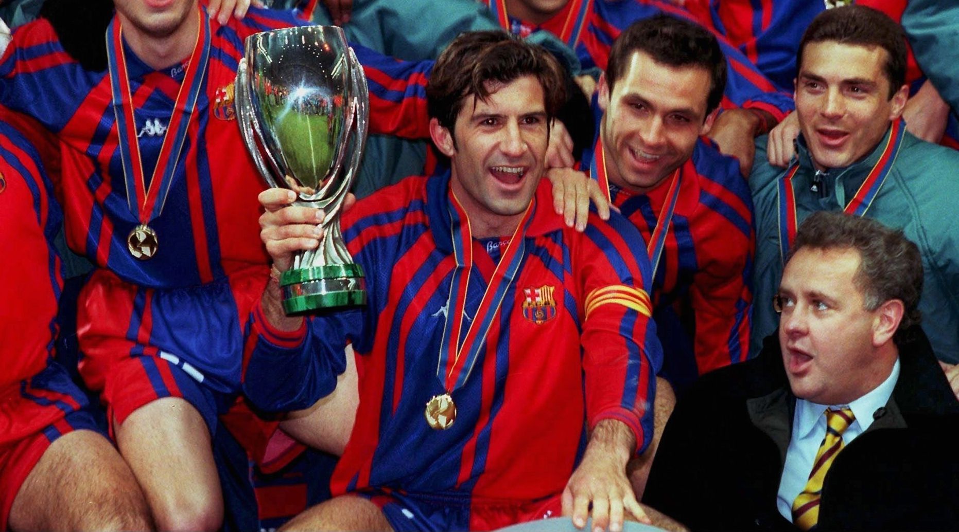 Eravamo tutti delusi, ma la vera domanda era perché Figo se ne andò. Non è normale che un giocatore del Barcellona si unisca a Jari Litmanen del Real Madrid nell’esplosiva uscita di Luis Figo dal Camp Nou