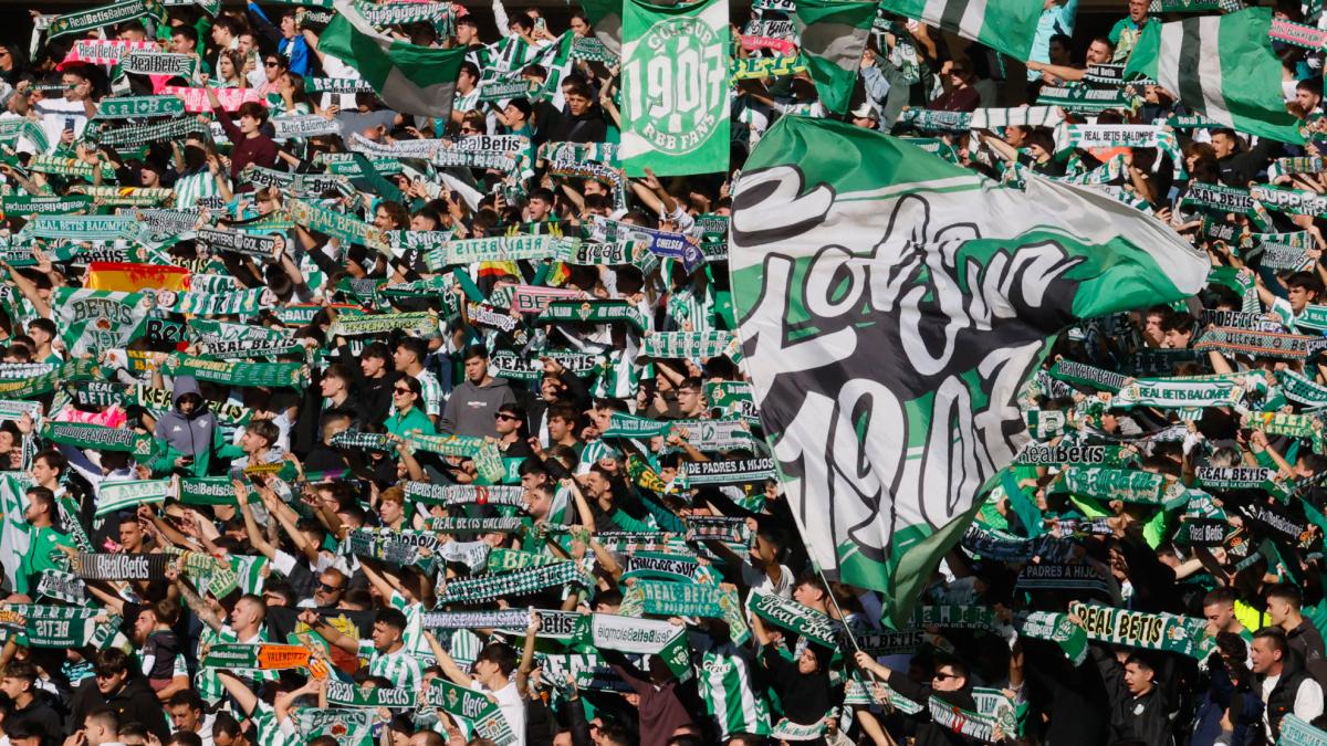 Il Betis fa un bagno di massa a La Cartuja prima del derby