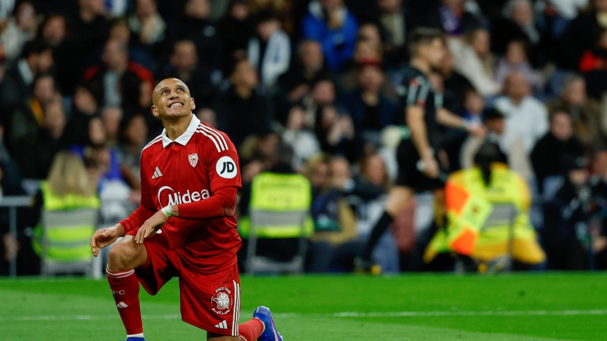 Alexis segna la via nella sua 100esima partita nella Liga