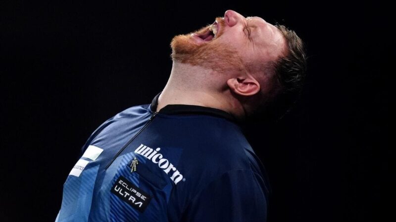 Dramma alle freccette quando Menzies sconfitto se ne va con la mano insanguinata dopo aver preso a pugni il tavolo