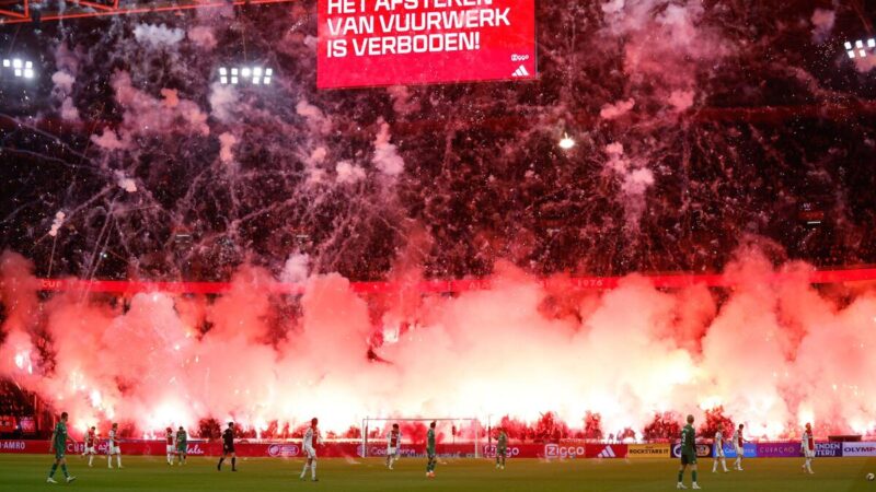 Fuochi d’artificio che fermano il gioco – La partita dell’Ajax viene sospesa dopo cinque minuti