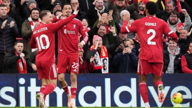 Hugo Ekitike segna dopo soli 46 secondi con Mohamed Salah che osserva dalla panchina