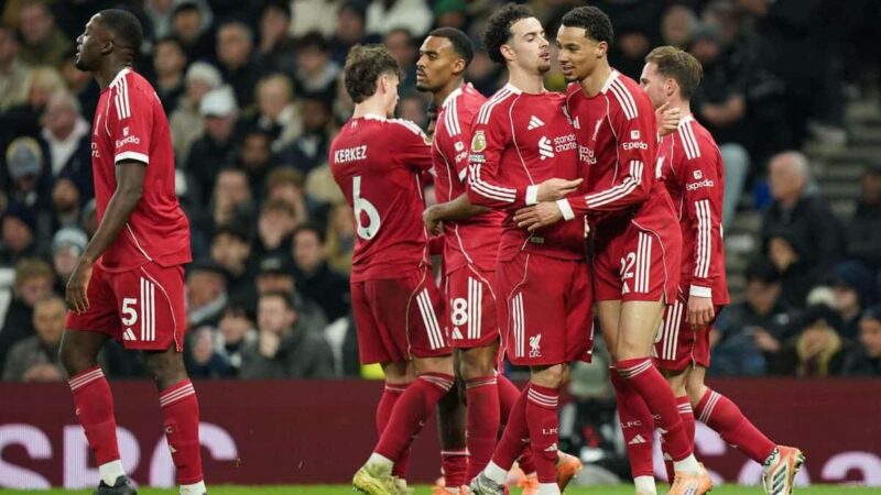 I Reds resistono contro gli Spurs in nove uomini