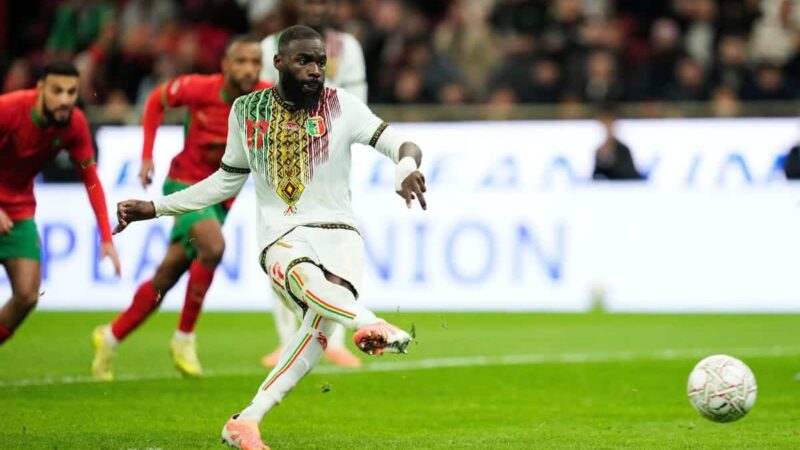 I padroni di casa trattenuti dal rigore di Sinayoko assicurano la condivisione del bottino