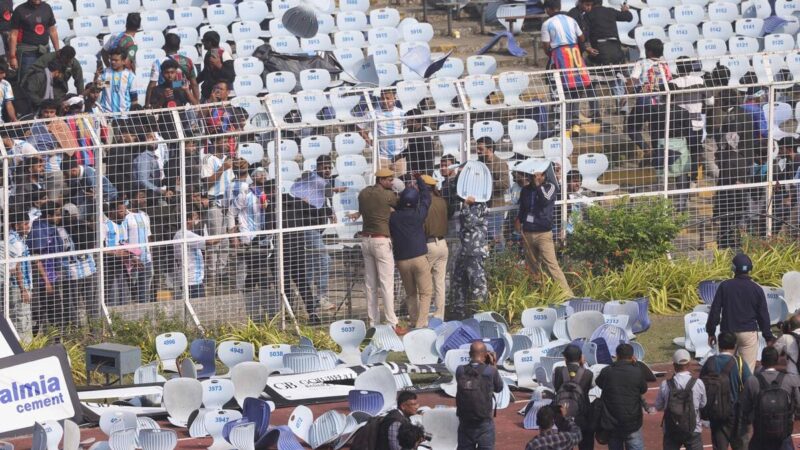 Il GOAT Tour di Lionel Messi precipita nel caos con fan arrabbiati che lanciano sedie in campo a Calcutta