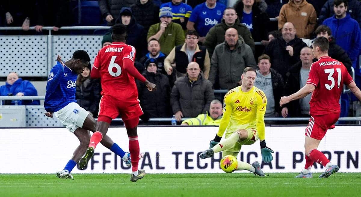 Punteggi e resoconti mentre il Man City colma il divario sulla capolista Arsenal