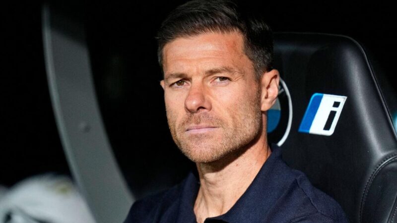 Xabi Alonso, tecnico sotto pressione del Real Madrid, flirta con il Liverpool, ammettendo che “non si sa mai cosa potrebbe succedere”