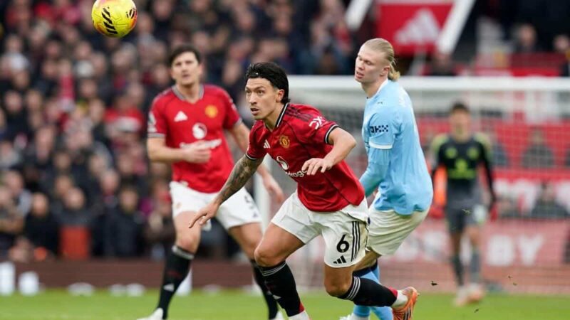 Il difensore arrabbiato del Manchester United Martinez sfida Scholes a ripetere commenti beffardi