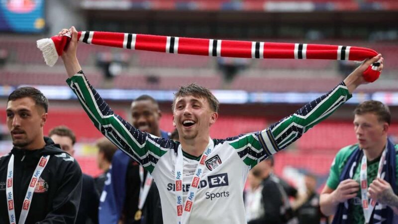 L’Ipswich, contendente alla promozione, ingaggia il centrocampista del Sunderland Dan Neil