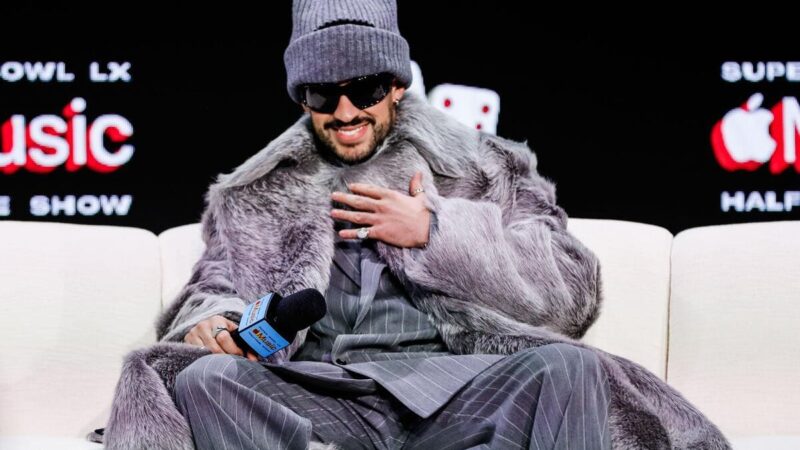 Bad Bunny abbaglia durante lo spettacolo dell’intervallo del Super Bowl LX