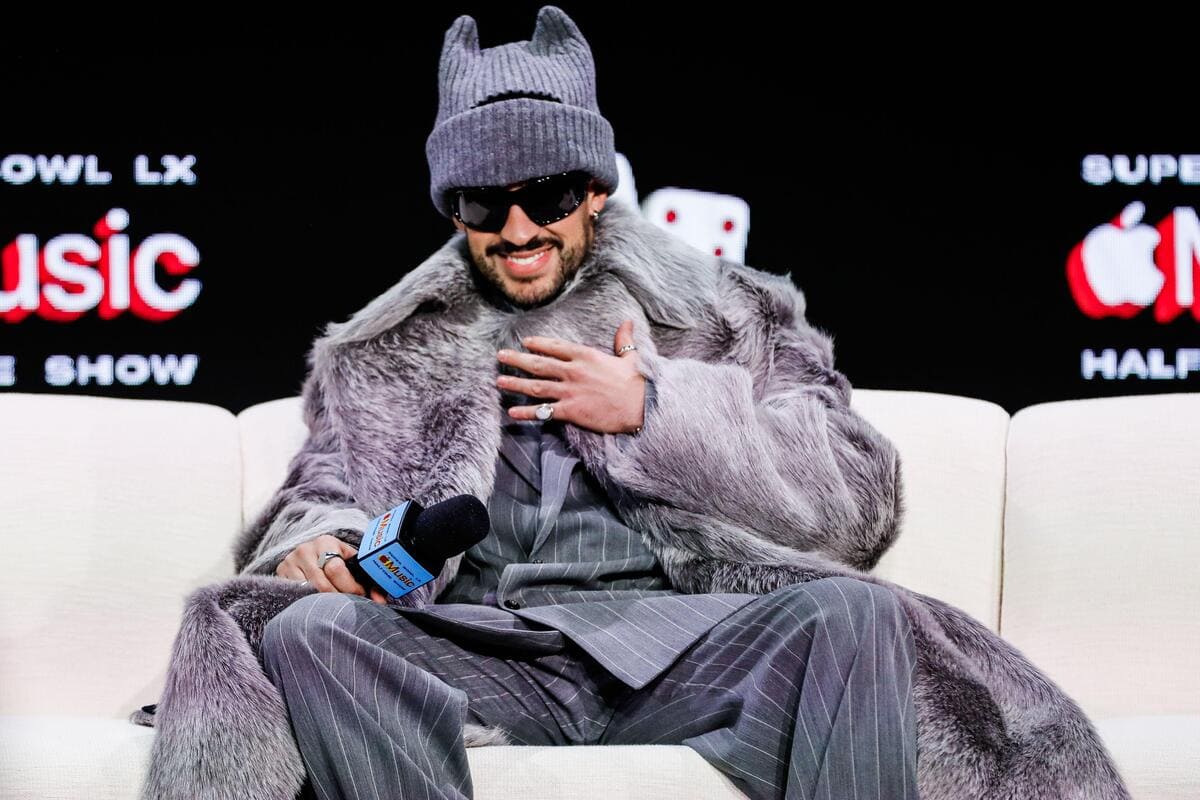 Bad Bunny abbaglia durante lo spettacolo dell’intervallo del Super Bowl LX