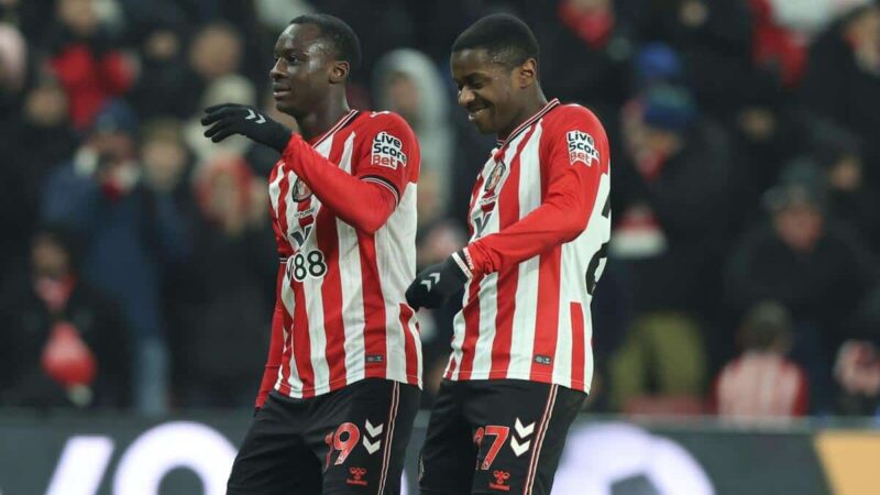 I gatti neri distruggono i Clarets imberbi