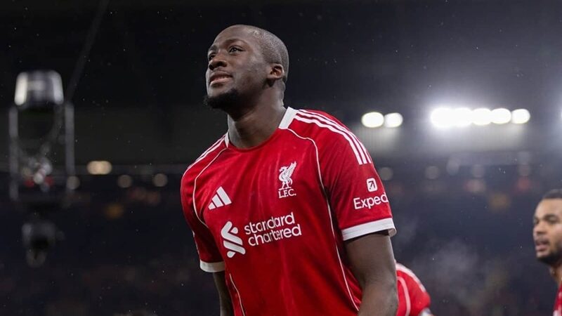 Il difensore del Liverpool Ibrahima Konate è tornato per lo scontro con il Newcastle dopo la tragedia familiare per aiutare nella crisi degli infortuni (video)