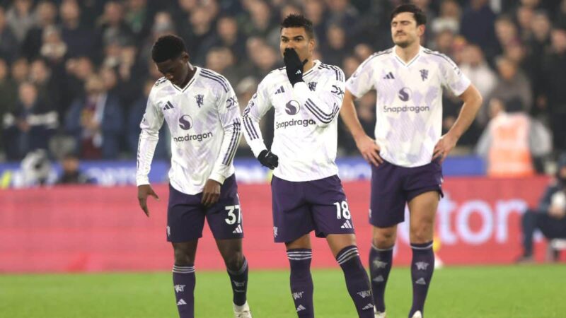 La reazione immediata dello United Strand dopo che un tifoso del Manchester United ha negato il taglio dei capelli in occasione del sorteggio del West Ham