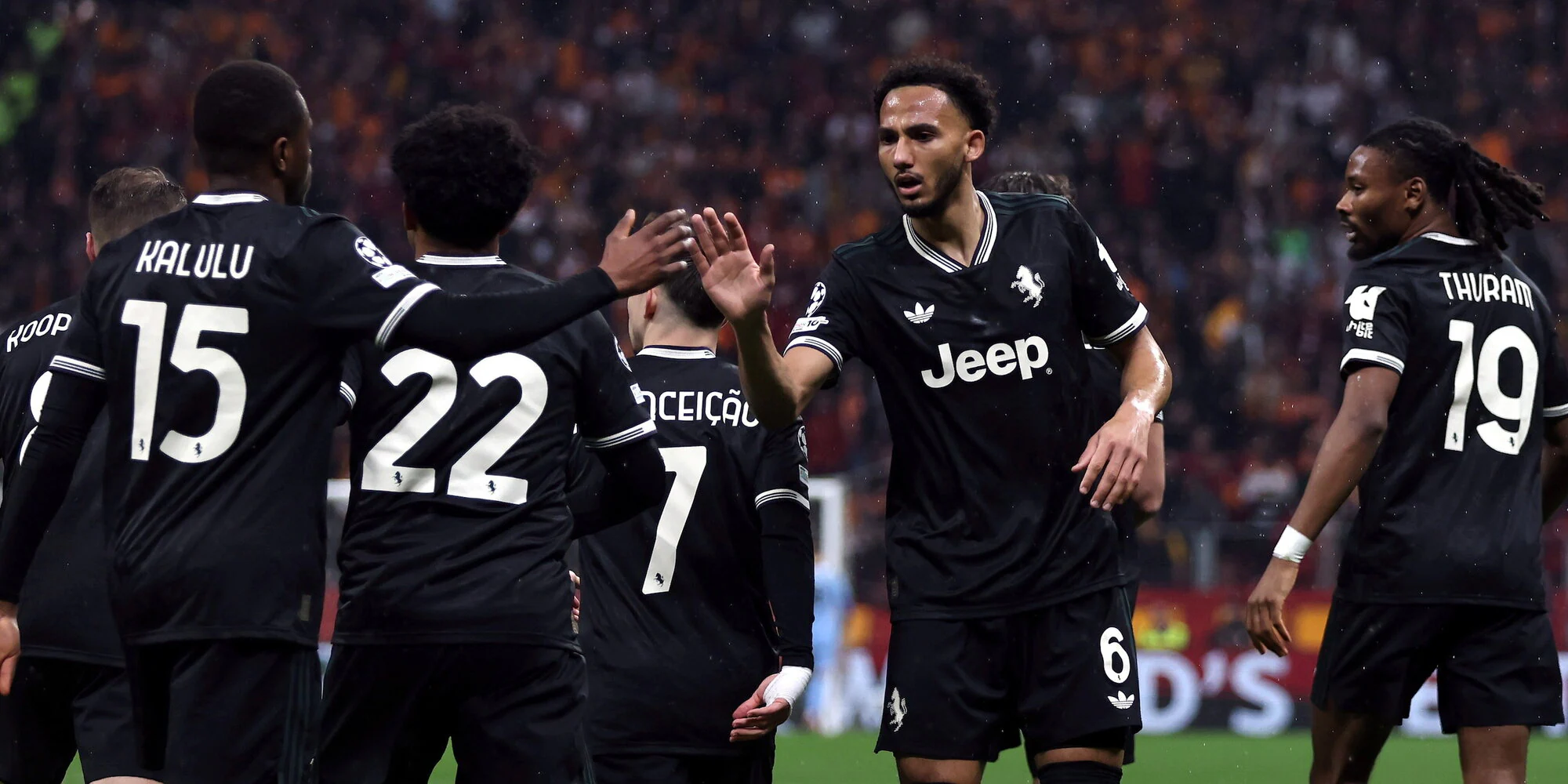 TS – “Torna allo zoo”, Kelly non resta in silenzio e denuncia l’insulto razzista: cosa è successo