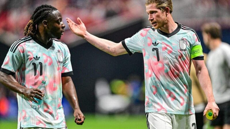 I co-organizzatori della Coppa del Mondo vengono battuti dai Red Devils in casa