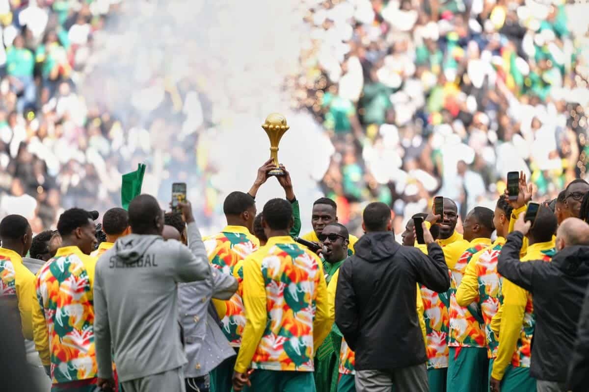 Il Senegal sfila con il trofeo AFCON nonostante sia stato privato del titolo
