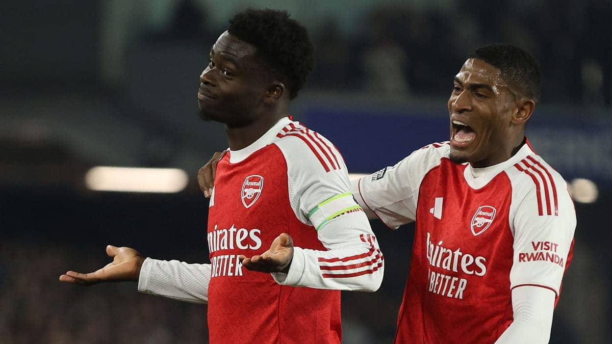 Report, risultato e gol mentre il gol di Saka regala ai Gunners sette punti di vantaggio