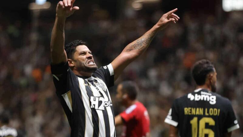 Scoppia una rissa di massa tra Cruzeiro e Atletico Mineiro con l’ex stella brasiliana Hulk uno dei 23 giocatori espulsi