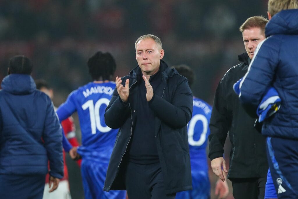 Steve Cooper accusato di aver abbandonato il giocatore a causa dello scontro nei playoff della Coppa del Mondo con il Galles