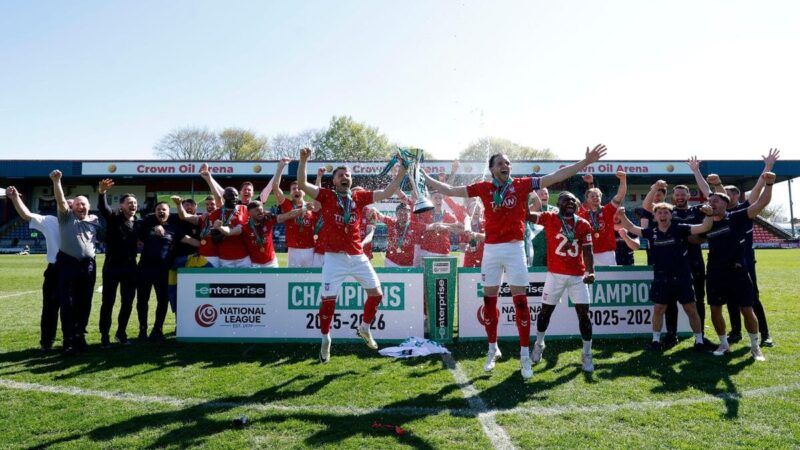 GUARDA: I giocatori dello York City festeggiano fino a tarda notte (e continuano anche questa mattina) – ancora con la divisa completa
