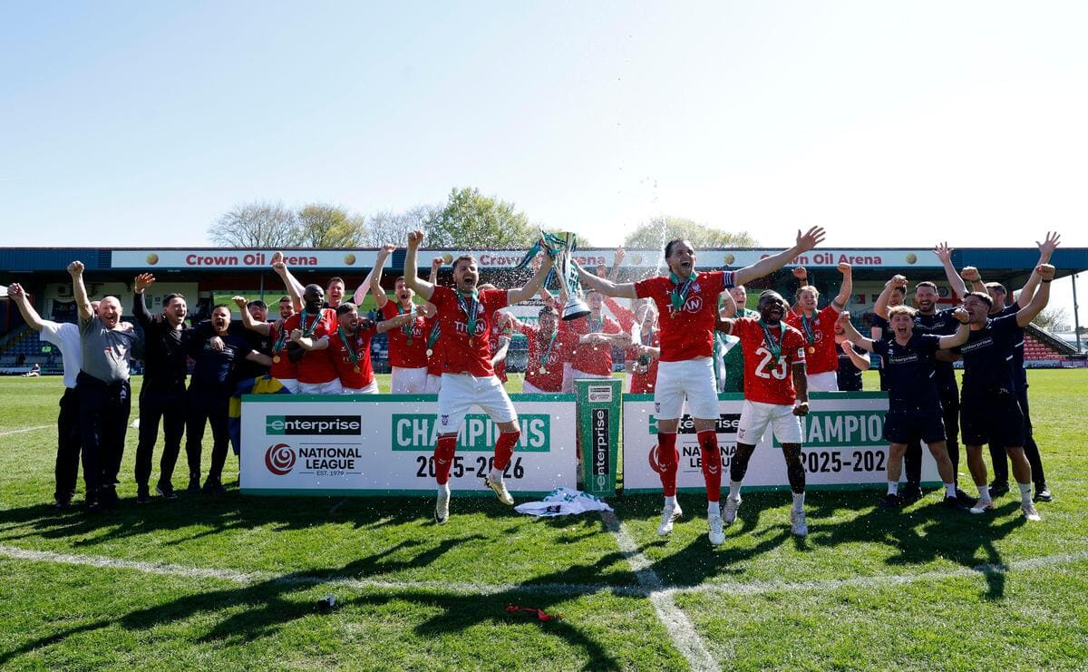 GUARDA: I giocatori dello York City festeggiano fino a tarda notte (e continuano anche questa mattina) – ancora con la divisa completa