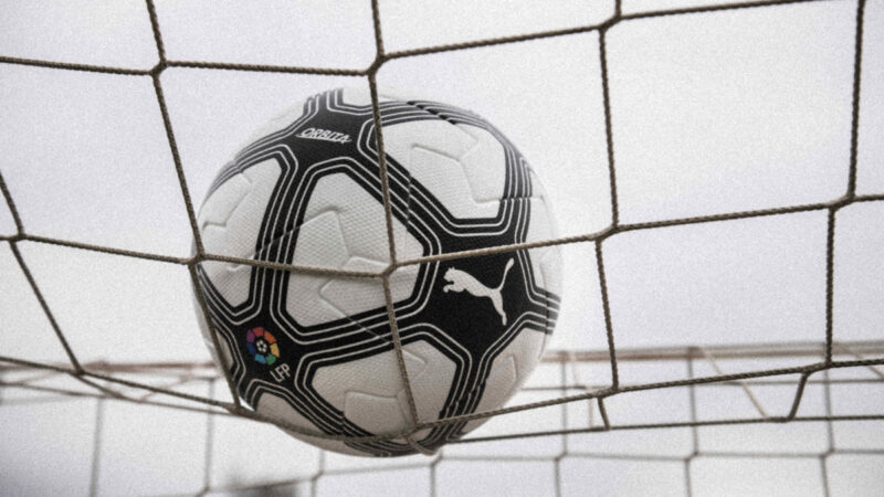 LaLiga presenta il pallone con cui si giocherà la retrospettiva