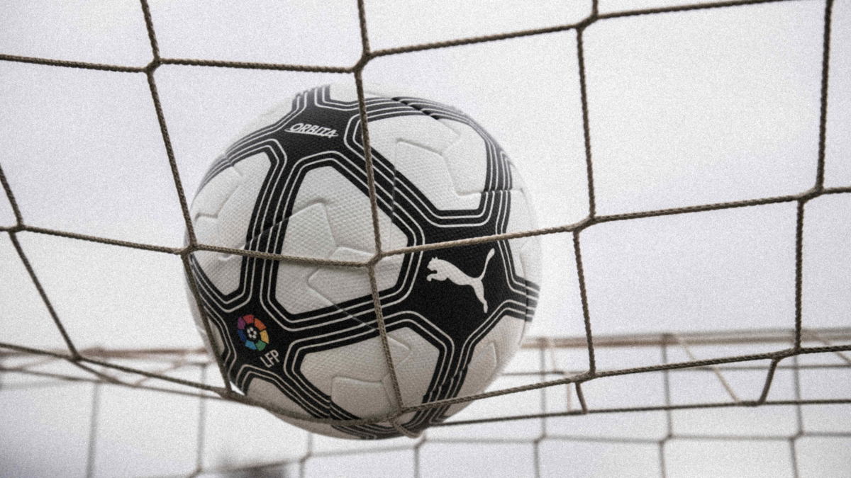 LaLiga presenta il pallone con cui si giocherà la retrospettiva