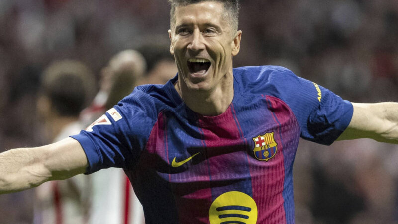 Lewandowski si offre al Milan: è il canto del cigno di Robert al Barcellona?