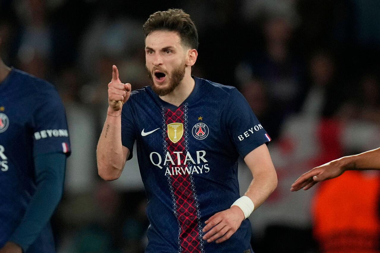 Preoccupato: l’Arsenal cerca alternative come terzino destro contro il PSG per contrastare la minaccia di Kvaratskhelia