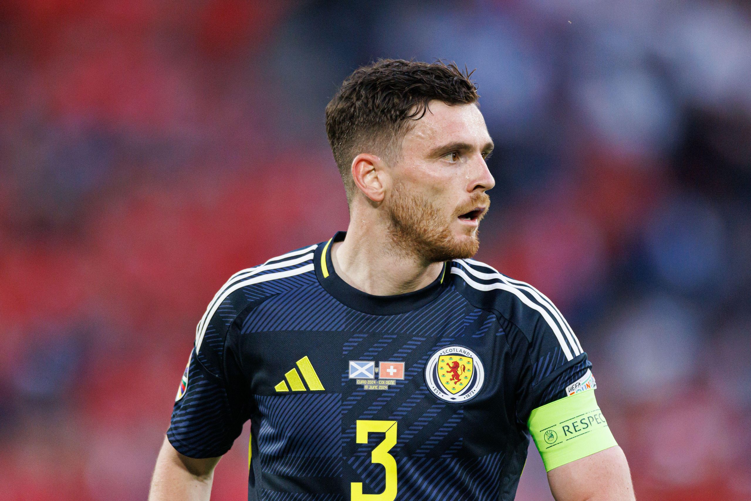 “Anche solo essere coinvolto nella conversazione sul tentativo di raggiungere il record di presenze di Kenny Dalglish – il nostro più grande giocatore di tutti i tempi – è un po’ surreale” Andy Robertson sull’inseguimento della leggenda del Liverpool e della Scozia