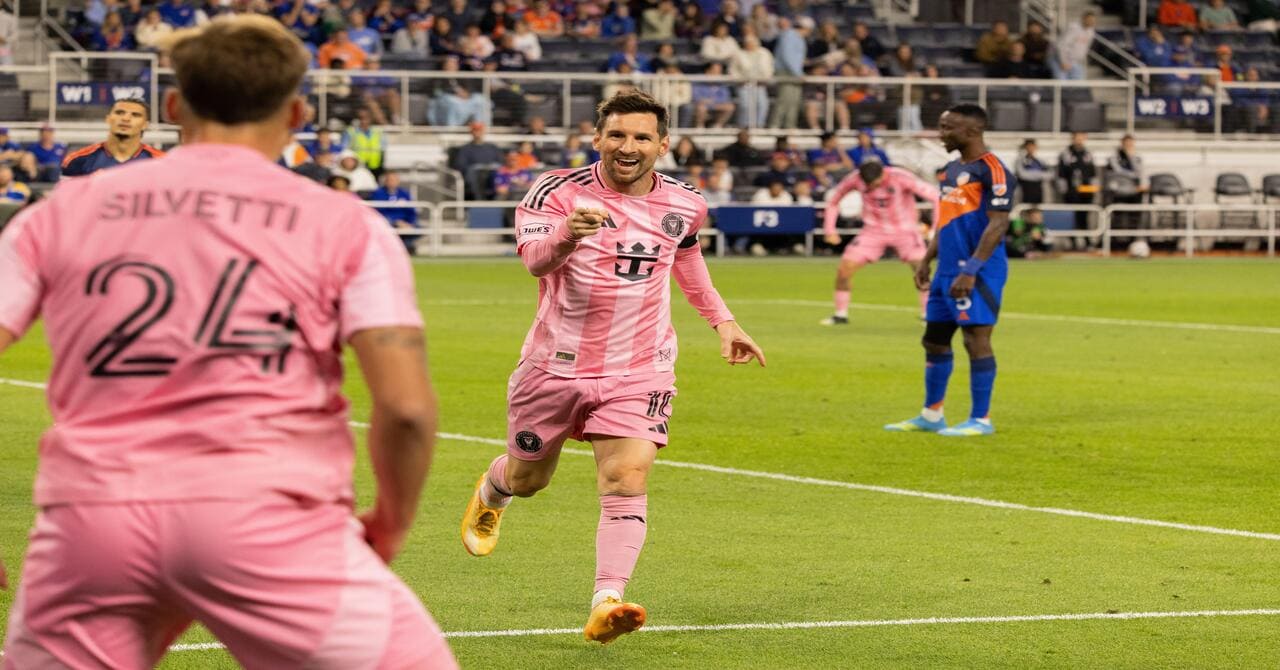 Il tecnico dell’Inter Miami elogia la doppietta di Messi “semplicemente geniale”.