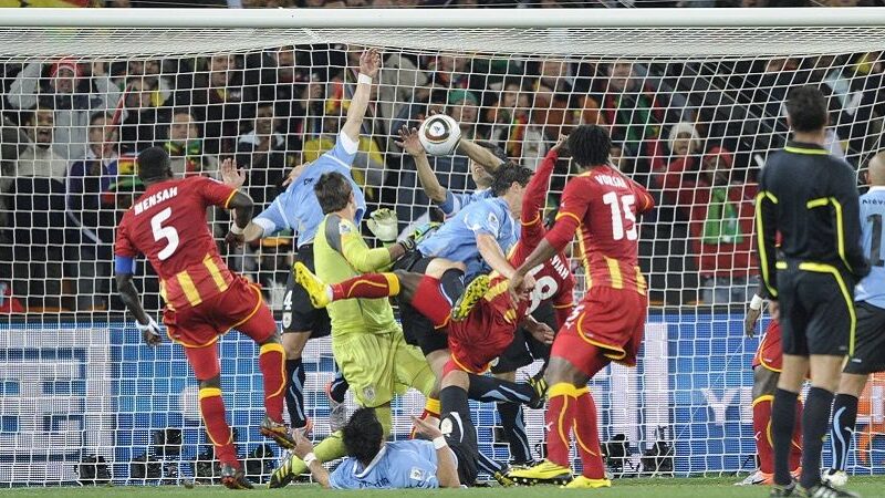 ‘La gente continua ad insultarmi per il rigore sbagliato contro l’Uruguay, ma non odio Luis Suarez per il suo fallo di mano. Avrei fatto la stessa cosa’ Asamoah Gyan riflette sulla caotica uscita del Ghana dalla Coppa del Mondo 2010