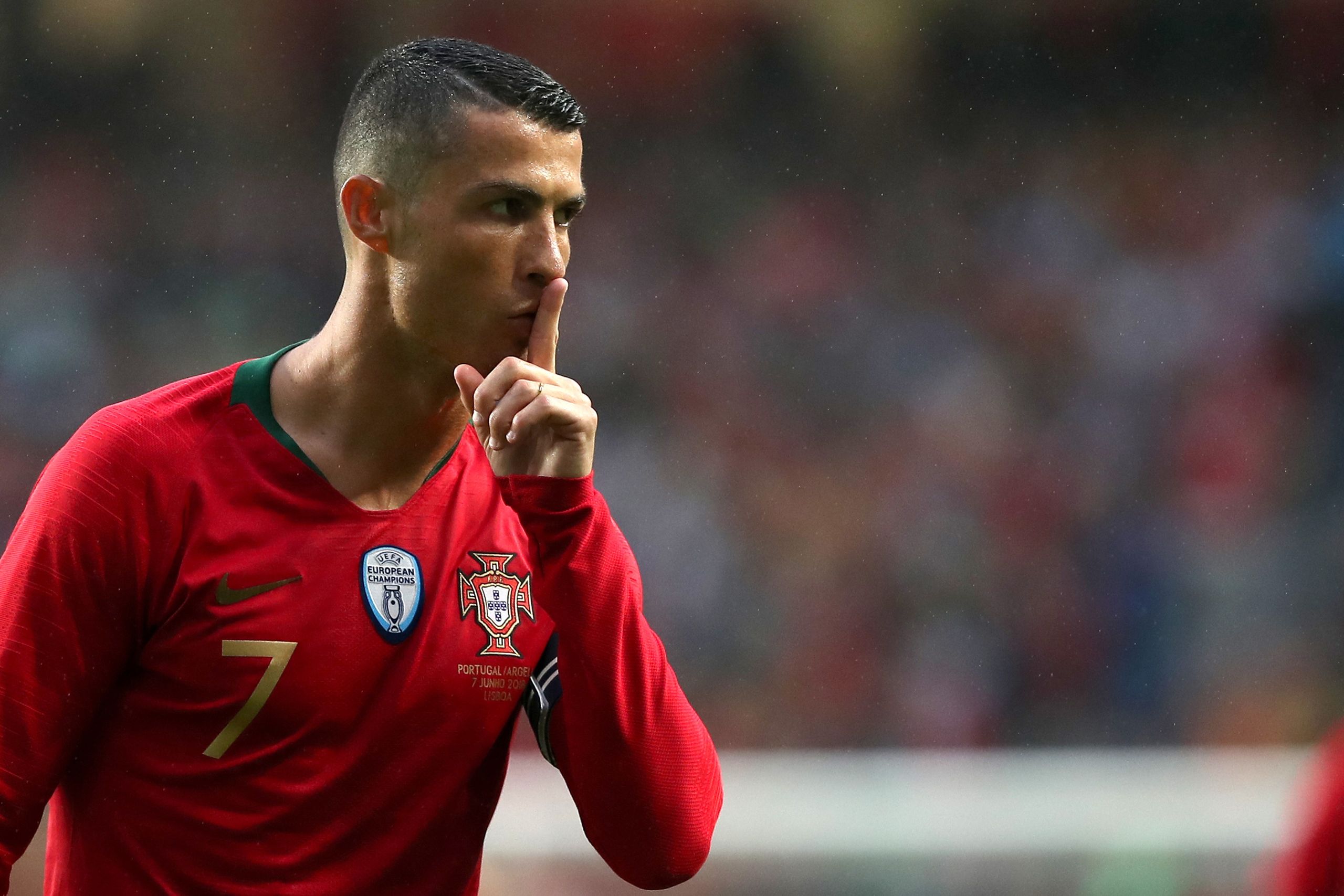 ‘Cristiano Ronaldo mi ha fatto fare la spaccata. Ho pensato: “Questo non può succedere di nuovo”. Non volevo che qualcuno mi portasse via la carriera’ Ashley Cole racconta le sue battaglie nei tornei più importanti con l’icona portoghese