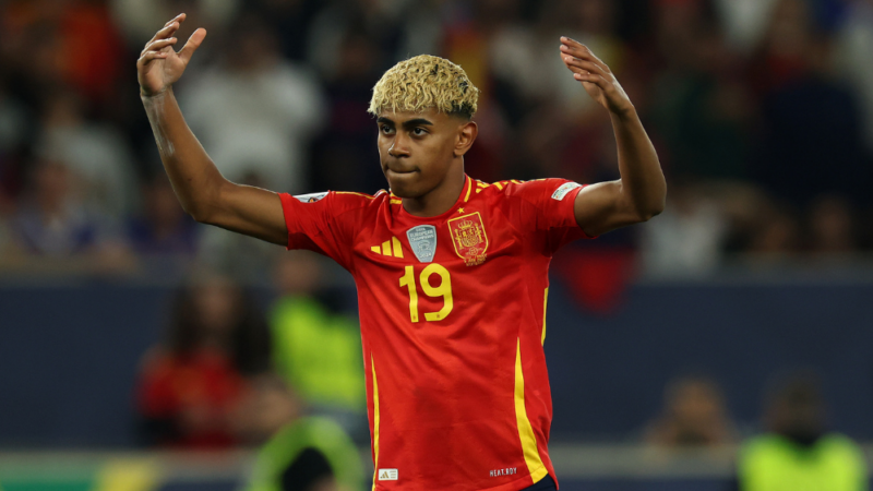 ‘Lamine Yamal è maturato molto dagli Europei. Probabilmente è il migliore al mondo in questo momento, ma non può farcela da solo’ Mikel Merino sul suo compagno di squadra spagnolo che ha cambiato le regole del gioco